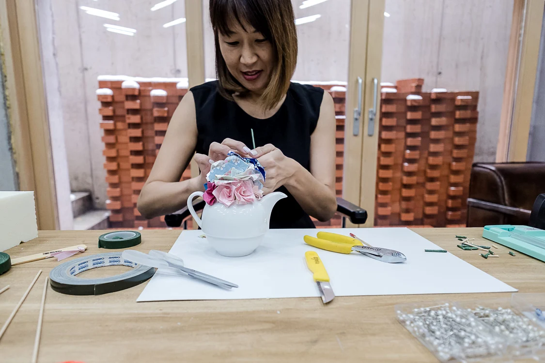 
    Ayako Funatsu este o maestră a realizării florilor de hârtie prin metoda origami, tehnica ei fiind unică în lumeFoto:blog.f64.ro/Matei Moroldo  