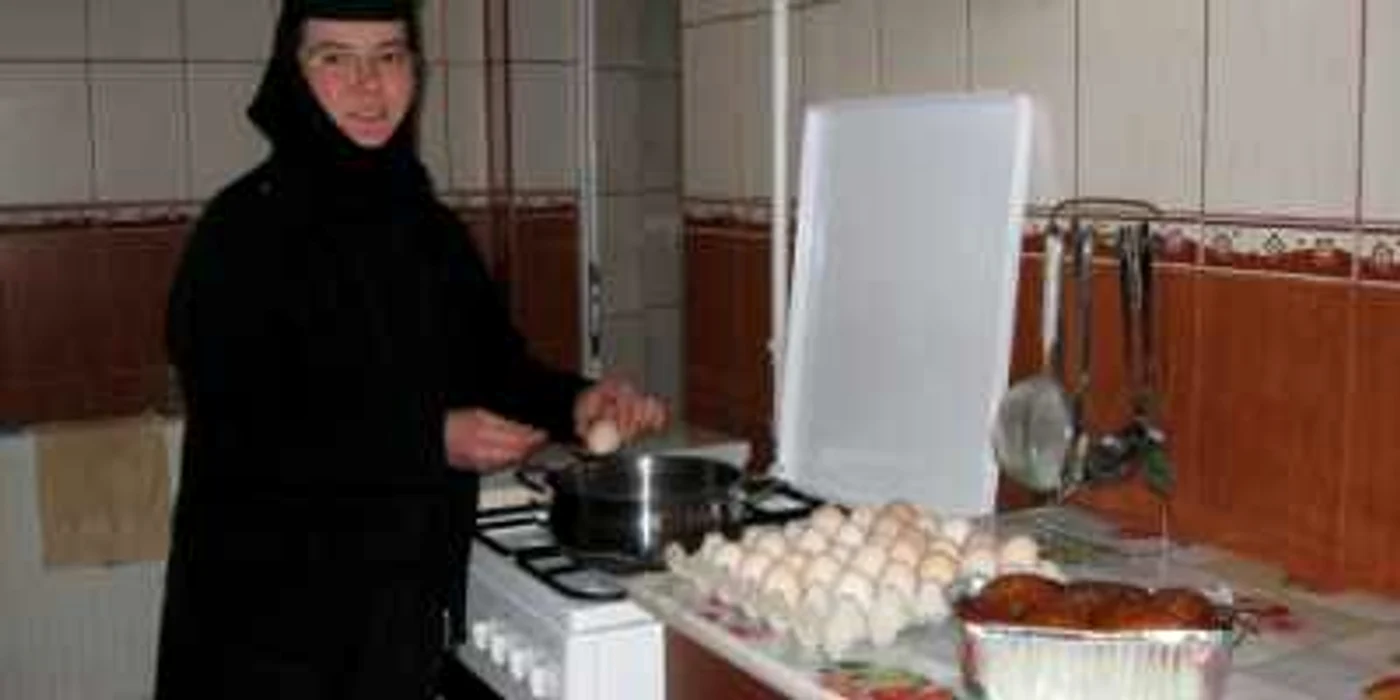 Maica Damiana a pregătit ouă roşii şi cozonaci pentru enoriaşi