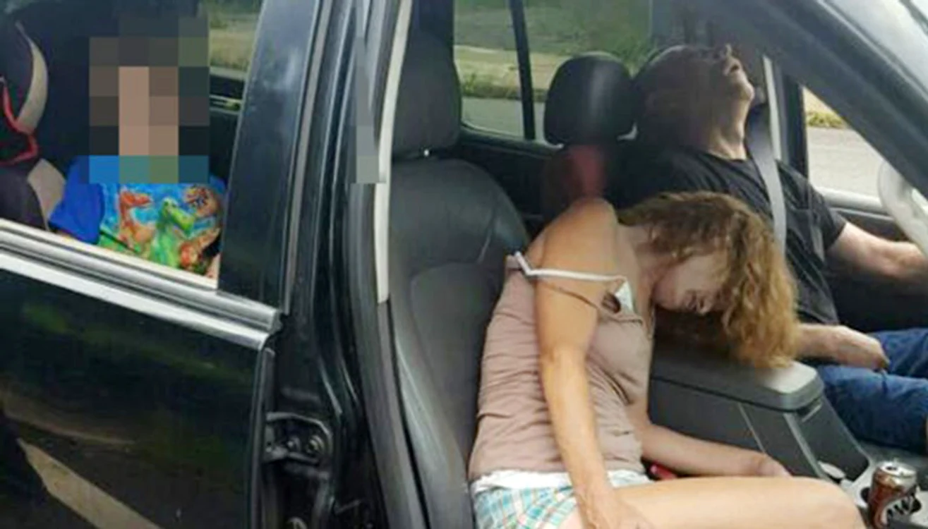 
    După o supradoză de heroină, acești părinți au condus în timp ce aveau copilul în grijăFoto The Sun  
