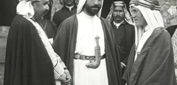 Lawrence al Arabiei (dreapta) alături de Feisal, rege al Regatului Arabiei