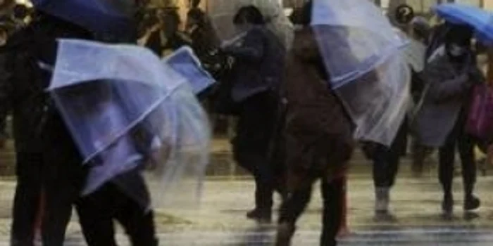 Ploi torențiale, descărcări electrice, vânt și grindină în această seară.