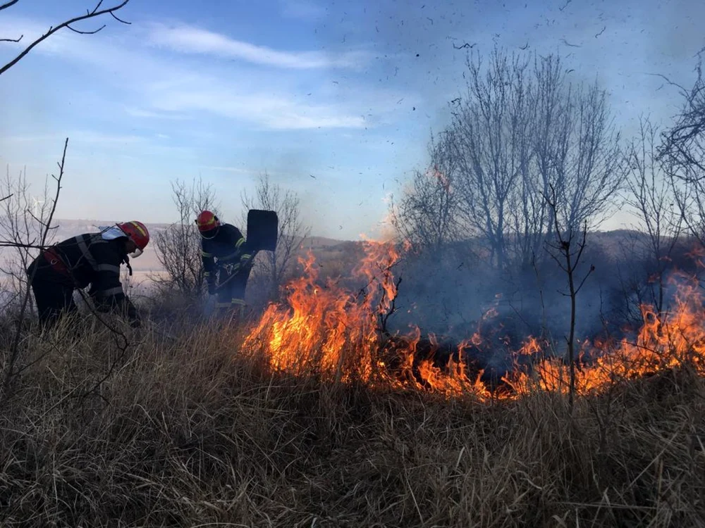 Incendiu la Niculiţel FOTO ISU Delta Tulcea