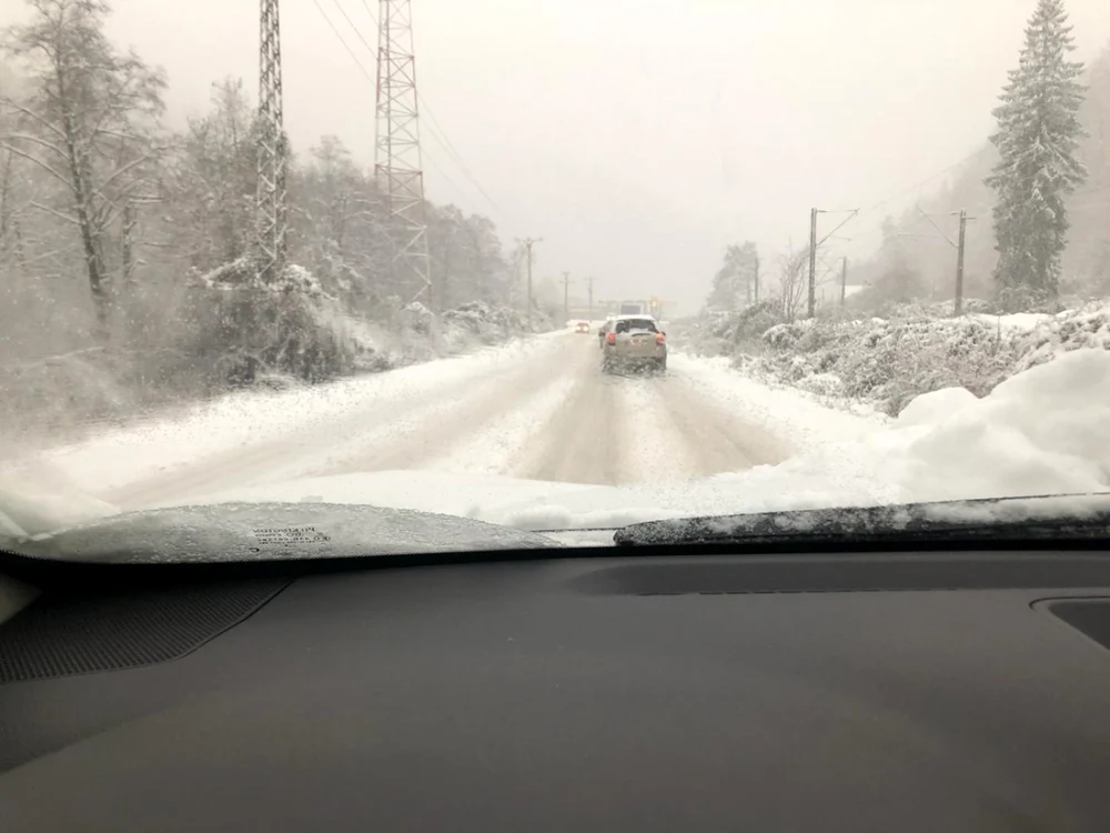 Din cauza ninsorii abundente, multe dintre drumurile din Braşov sunt acoperite încă de zăpadă. Foto: DRDP Braşov