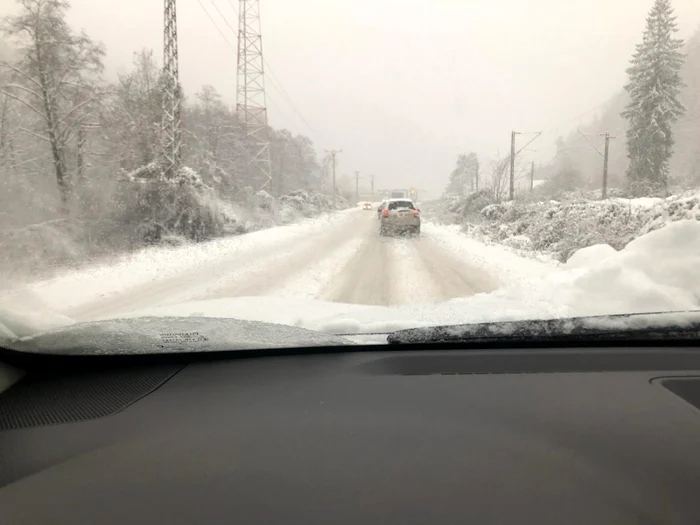 Din cauza ninsorii abundente, multe dintre drumurile din Braşov sunt acoperite încă de zăpadă. Foto: DRDP Braşov