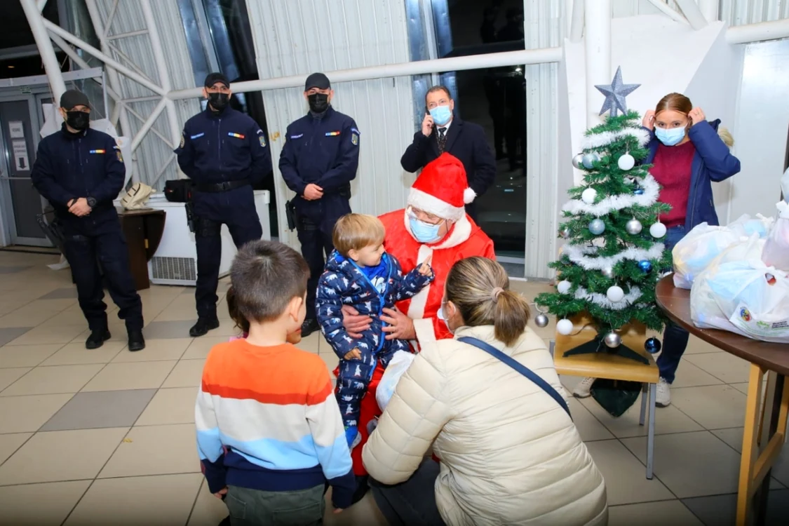 Daruri de Moş Crăciun pentru copiii din blocul devastat de incendiu de la Constanţa Sursa Asociaţia Militarilor Veterani şi Veteranilor cu Dizabilităţi Constanţa