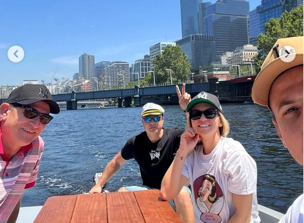 Simona Halep și echipa ei, în acțiune pe râul Yarra din Melbourne (FOTO: Instagram)