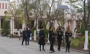 O parte dintre fostele eleve ale Zinei Dumitrescu şi au luat rămas bun de la creatoare înainte de desfăşurarea incinerarii la crematoriul Vitan Bârzeşti  png