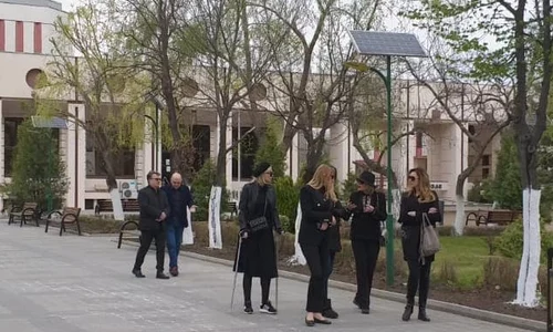 O parte dintre fostele eleve ale Zinei Dumitrescu şi au luat rămas bun de la creatoare înainte de desfăşurarea incinerarii la crematoriul Vitan Bârzeşti  png