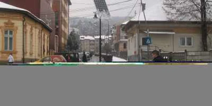 Becul alimentat cu panou solar din faţa primăriei