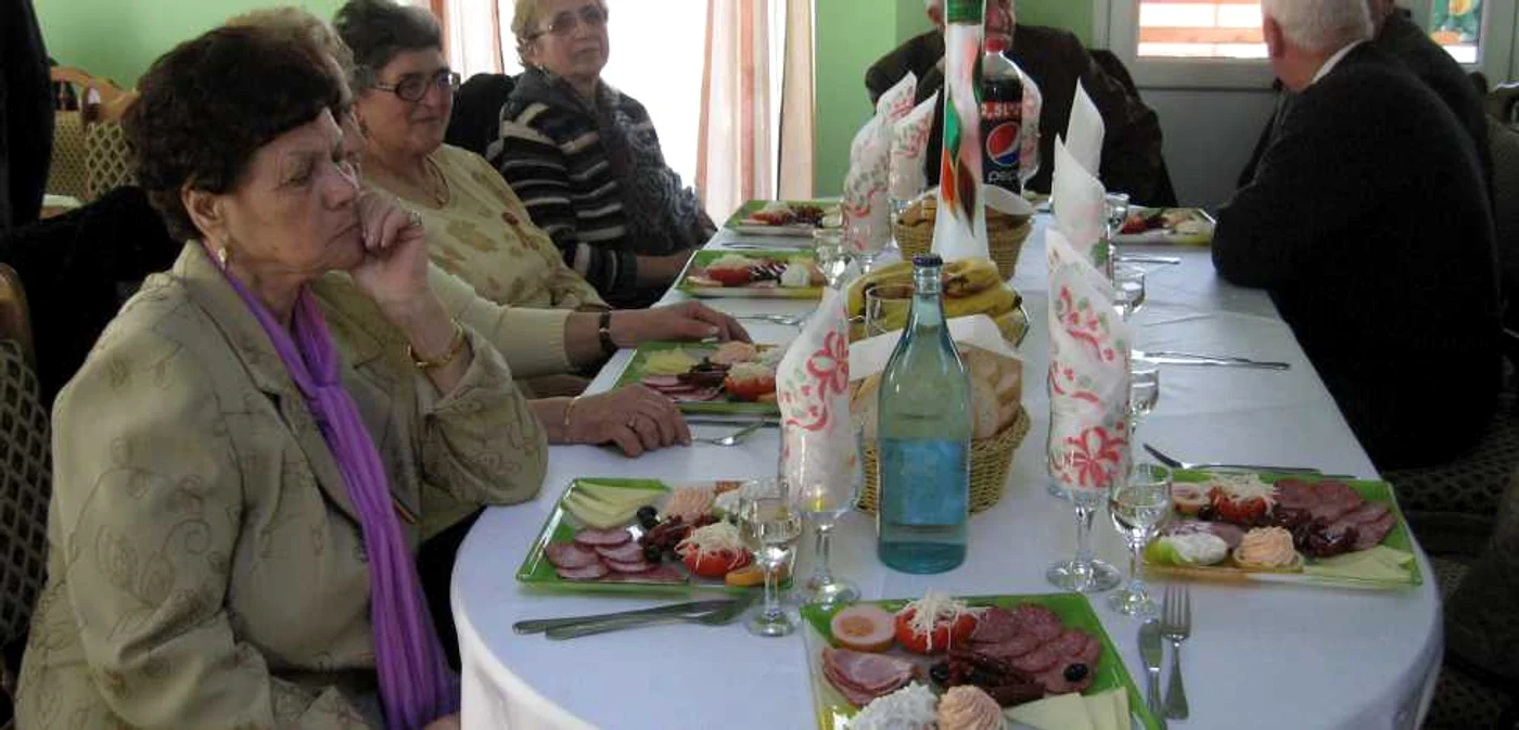 Pensionarii au avut parte de o masă îmbelşugată. Foto: T. Bendriş