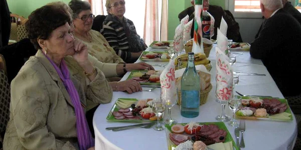 Pensionarii au avut parte de o masă îmbelşugată. Foto: T. Bendriş