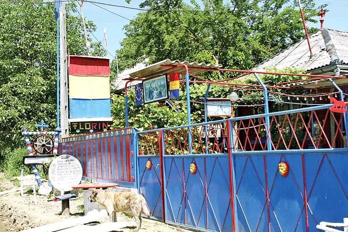 Gardul locuinţei este vopsit în culorile echipei favorite