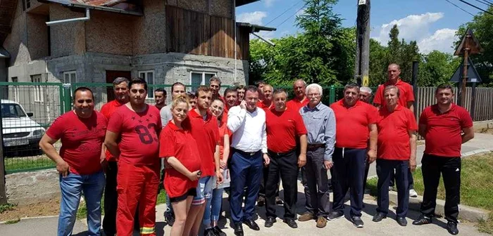 Echipa PSD Plopu Prahova a căzut de pe podeţ în campanie electorală Sursa foto Facebook Teodor Marin