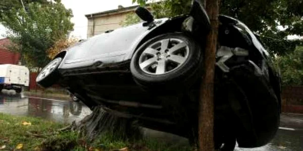 Craiova:UPDATE/ Şoferul care a ajuns cu maşina în copac spune că n-a fugit după accident