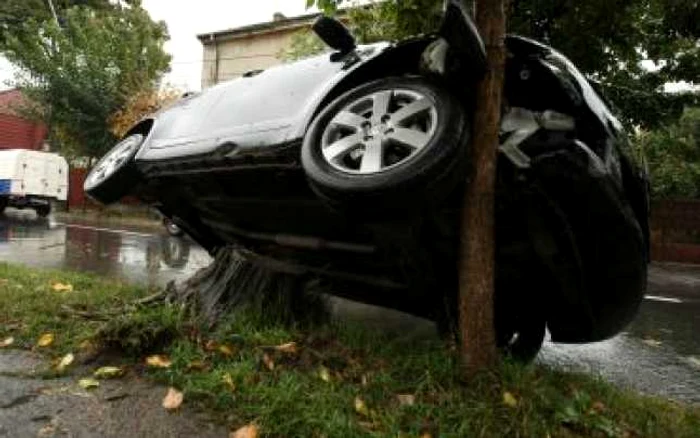 Craiova:UPDATE/ Şoferul care a ajuns cu maşina în copac spune că n-a fugit după accident