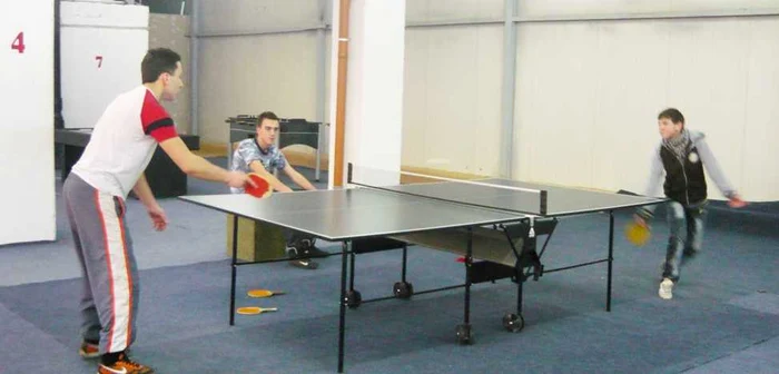 Tinerii petrec câteva ore la mesele de ping-pong