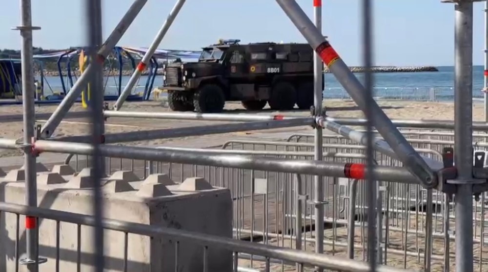 Blindat de război Cougar 6×6 HE MRAP, parcat pe plajă. Cum i s-a permis accesul în poarta Neversea VIDEO