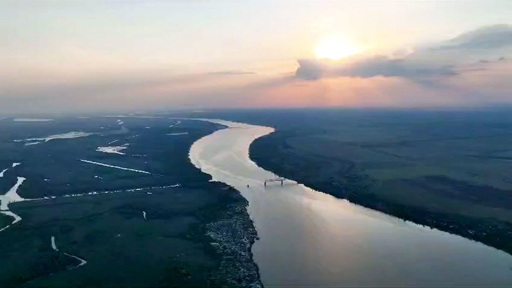 Prizonieri în mijlocul apelor: Sute de soldați ruși blocați pe insulele morții din delta Niprului, sub teroarea dronelor ucrainene