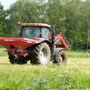 Împrăștierea fertilizatorului cu un tractor foto pixabay jpg