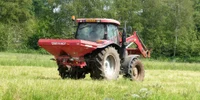Împrăștierea fertilizatorului cu un tractor foto pixabay jpg