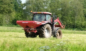 Împrăștierea fertilizatorului cu un tractor foto pixabay jpg
