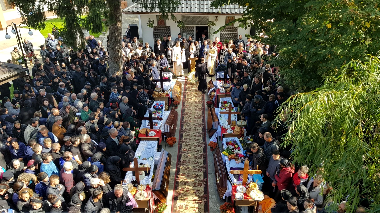 Opt dintre cei cei zece morți au fost înmormântați marți, 8 octombrie, cu un sobor de 50 de preoți