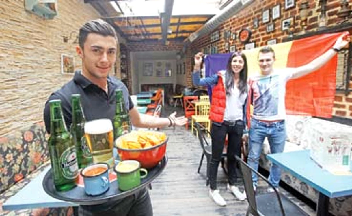 
    Terasele s-au pregătit din timp pentru debutul Campionatului European  