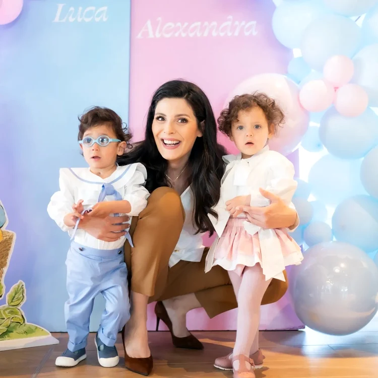 Ramona Păuleanu, alături de copiii ei, Luca şi Alexandra (2 ani)