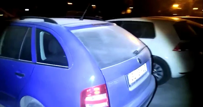 Una dintre maşinile murdărite cu stingătorul  Foto: captură video