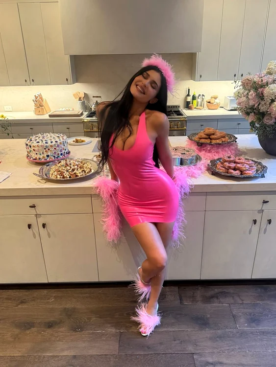 Kylie Jenner a purtat o rochie roz din latex (Foto: Instagram)