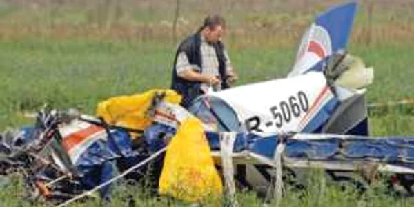 Avionul a fost distrus aproape în totalitate 