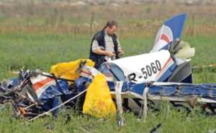 Avionul a fost distrus aproape în totalitate