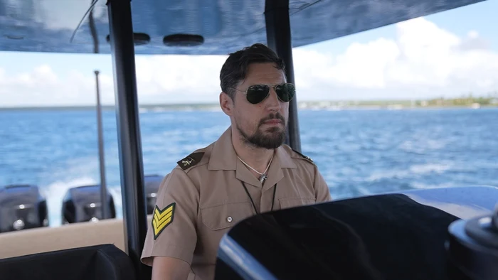 Daniel Pavel, prezentatorul Survivor România, pe o barcă, pe mare