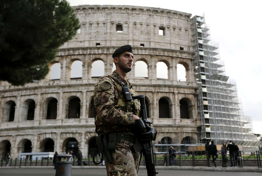 Turiștii de la Colloseum sunt păziți de autoritățile italiene