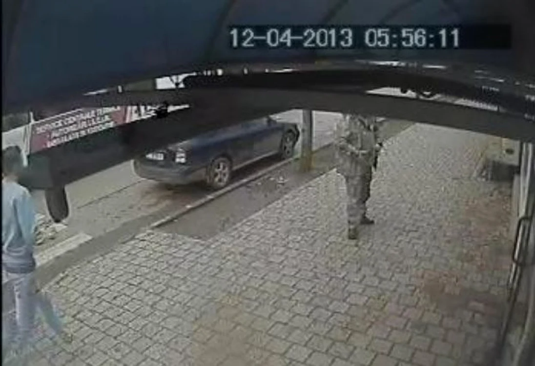 Hoţul (în alb) a trecut la mai puţin de un metru pe lângă proprietatul maşinii (îmbrăcat în haine de camuflaj) CAPTURĂ VIDEO