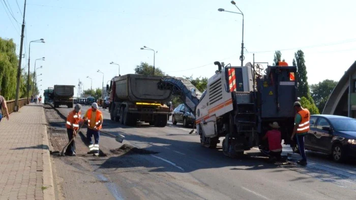 În acest moment se lucrează la rosturile de dilataţie de pe pod