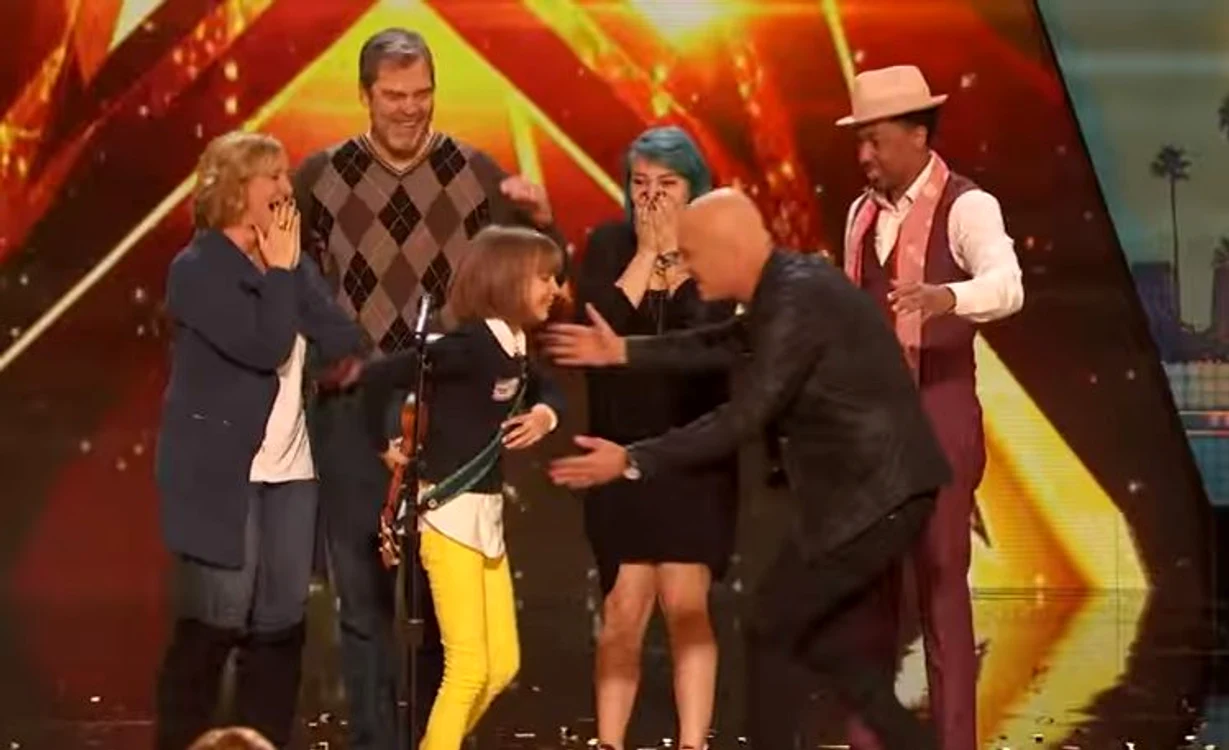 Grace a fost îmbrățișată de Howie Mendel în fața familiei sale