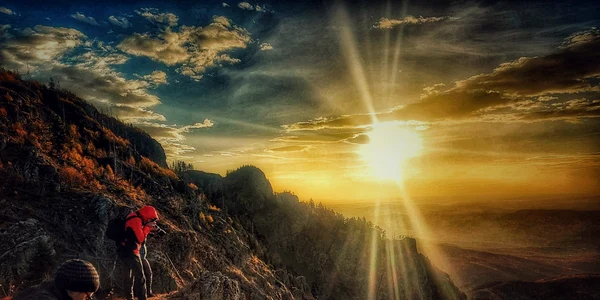 Punct de belvedere de pe Masivul Cozia în județul Vâlcea Foto Centrul de promovare turistică Vâlcea