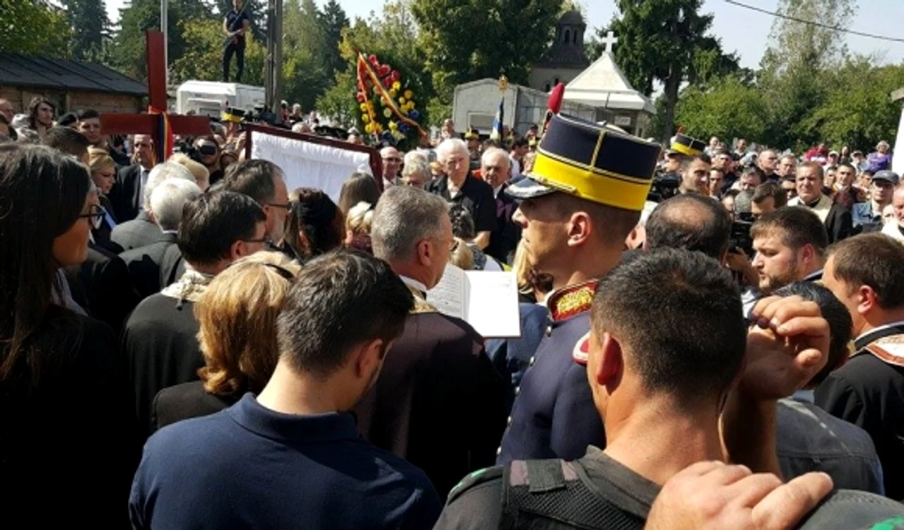Înmormântarea lui Vadim Tudor: Mii de oameni s-au strâns în fața cimitirului