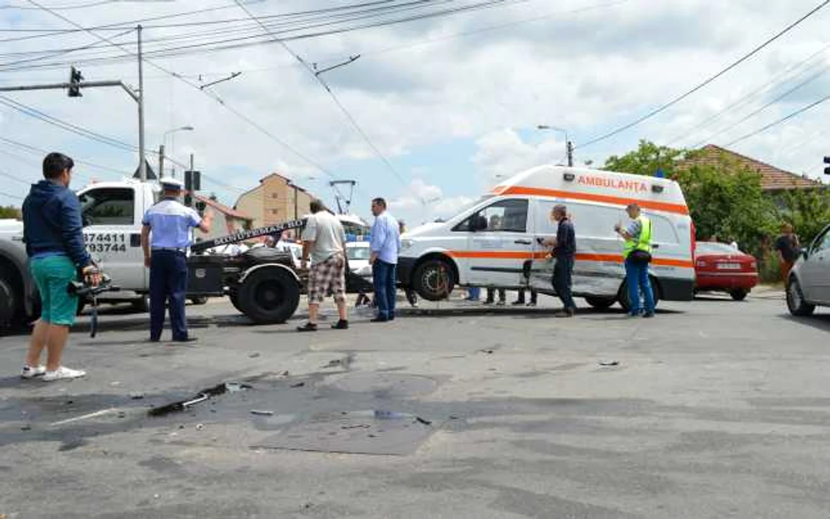 Ambulanţa a fost tractată FOTO voceatimisului.ro
