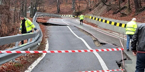 Drumul către Mănăstirea Frăsinei surpat după blestemele mitropolitului Olteniei Irineu Foto ISU Vâlcea