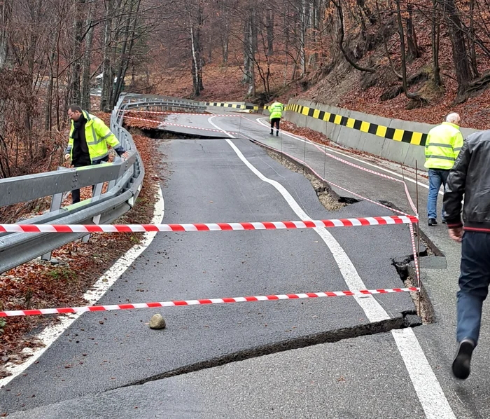 Drumul către Mănăstirea Frăsinei surpat după blestemele mitropolitului Olteniei Irineu Foto ISU VL