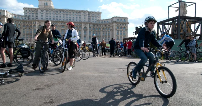 Biciclisti care participă la evenimentul ,,Masa critica", in Bucuresti FOTO Mediafax