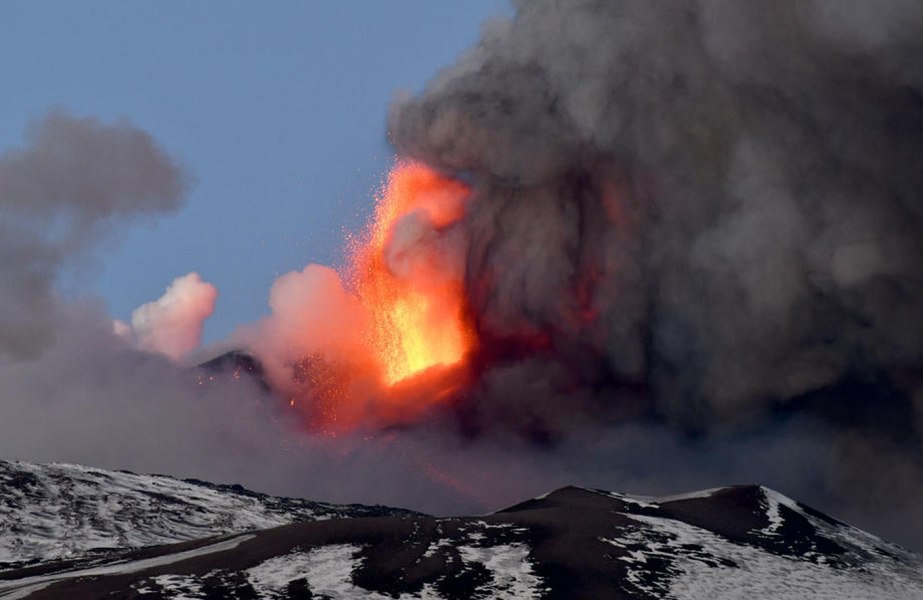 Vulcanul Etna a erupt din nou. Autoritățile italiene emit o alertă pentru traficul aerian