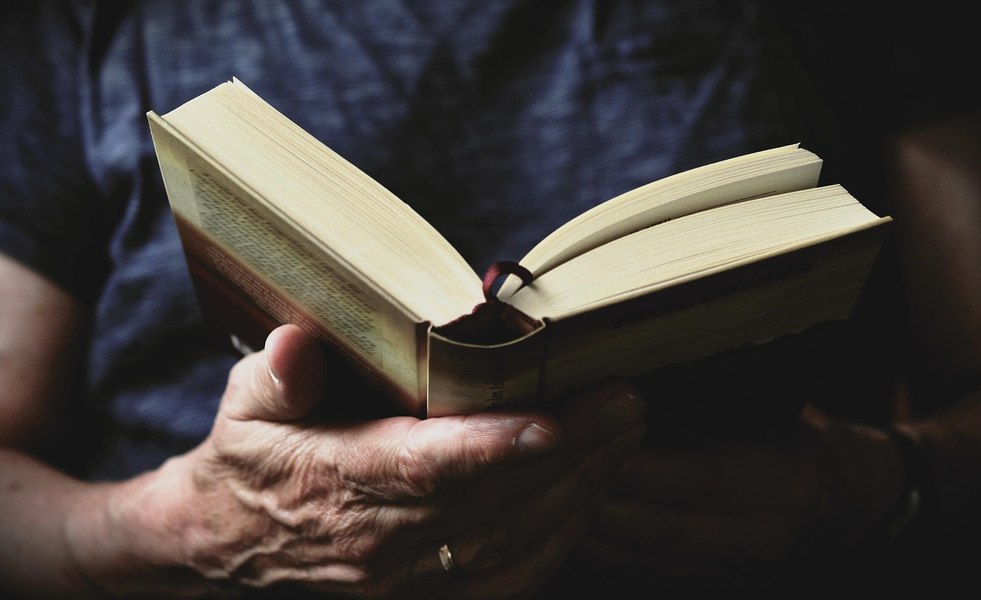 ANCHETĂ Lectura ca formă de rezistență în vremea cenzurii comuniste. „Pentru a citi de la fondul secret, treceai prin mai multe interogatorii“