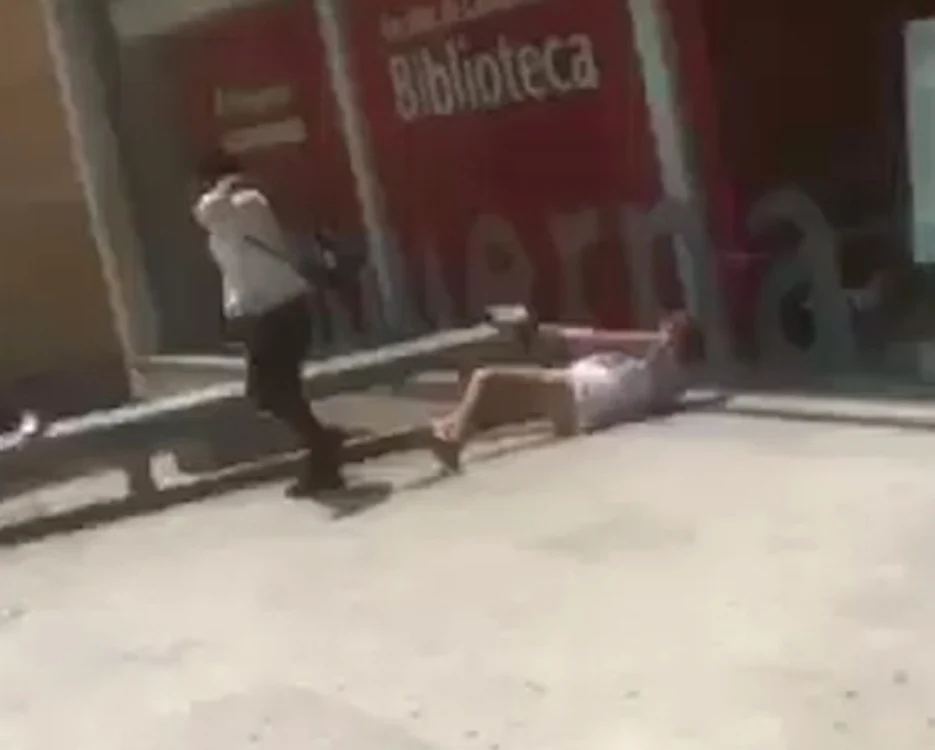 
    Au făcut sex sub ochii trecătorilorfoto Metro.co.uk  