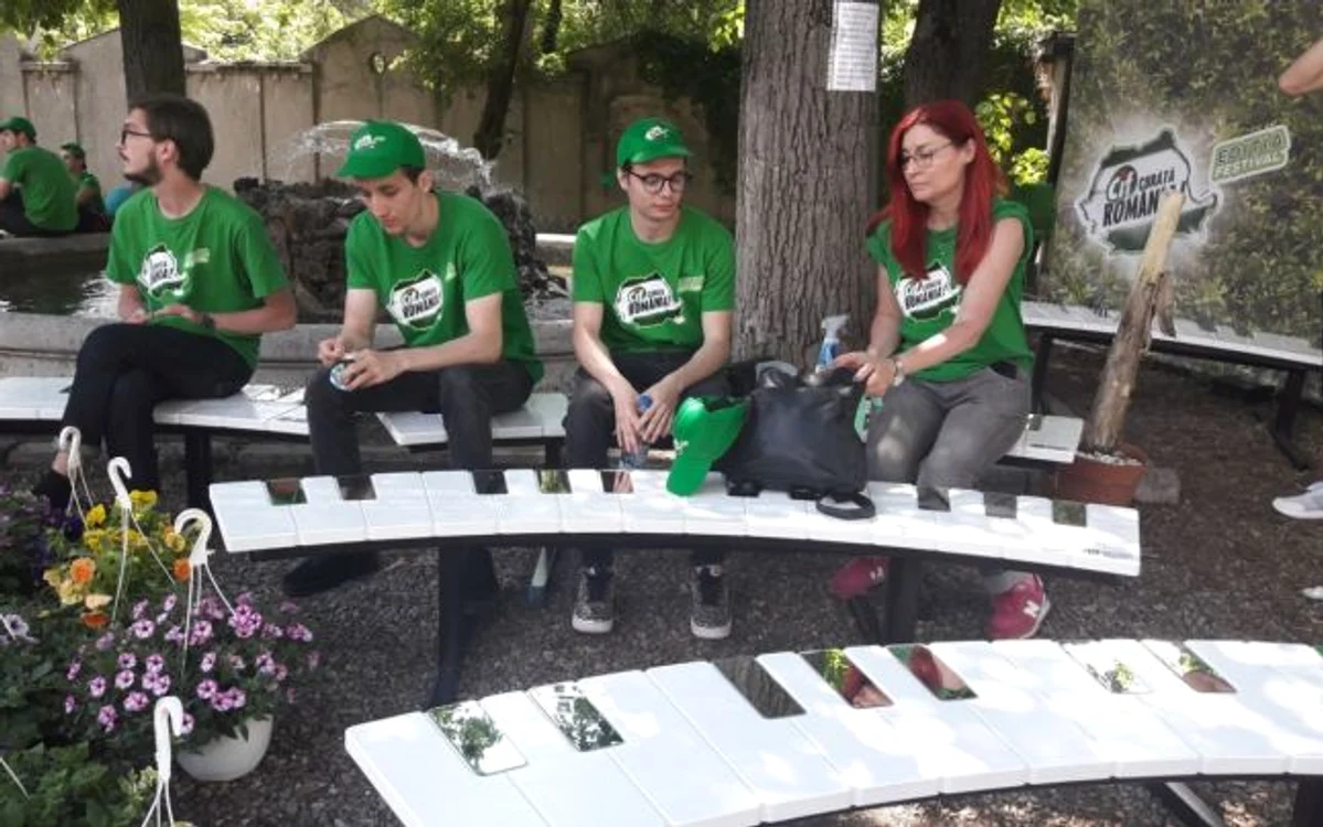 Voluntarii au curăţat Grădina de Vară Capitol