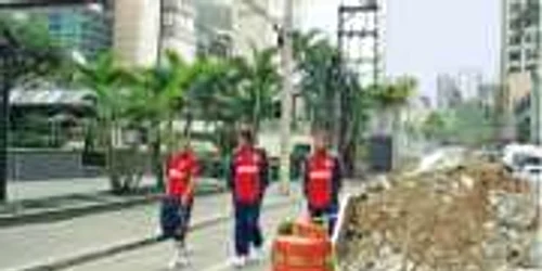 Zicu (stânga), Alexa şi Surdu trec pe lângă un tomberon  din Sao Paolo