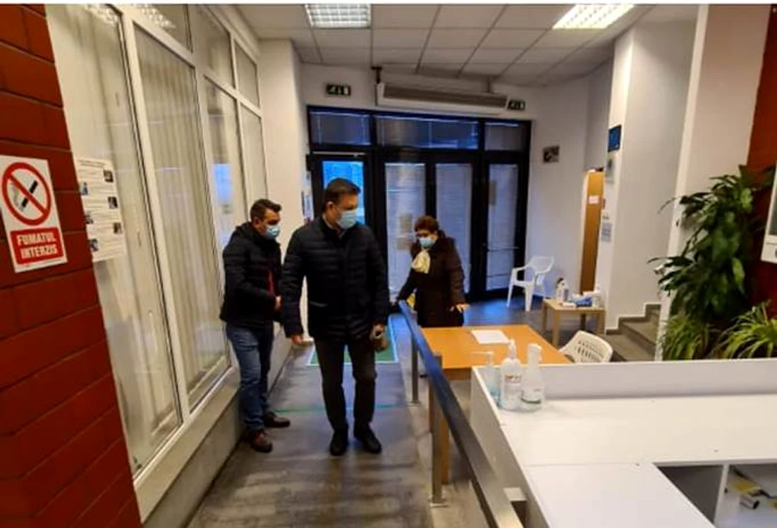 
    Edilul Ciprian Ciucu a verificat centrul de vaccinare pus la dispoziție de Primăria Sectorului 6Fotografii: Primăria Sectorului 6  