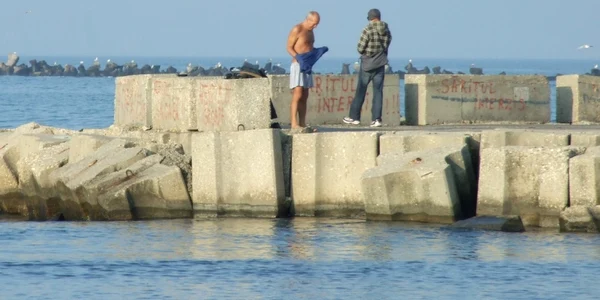 Plimbare pe malul mării